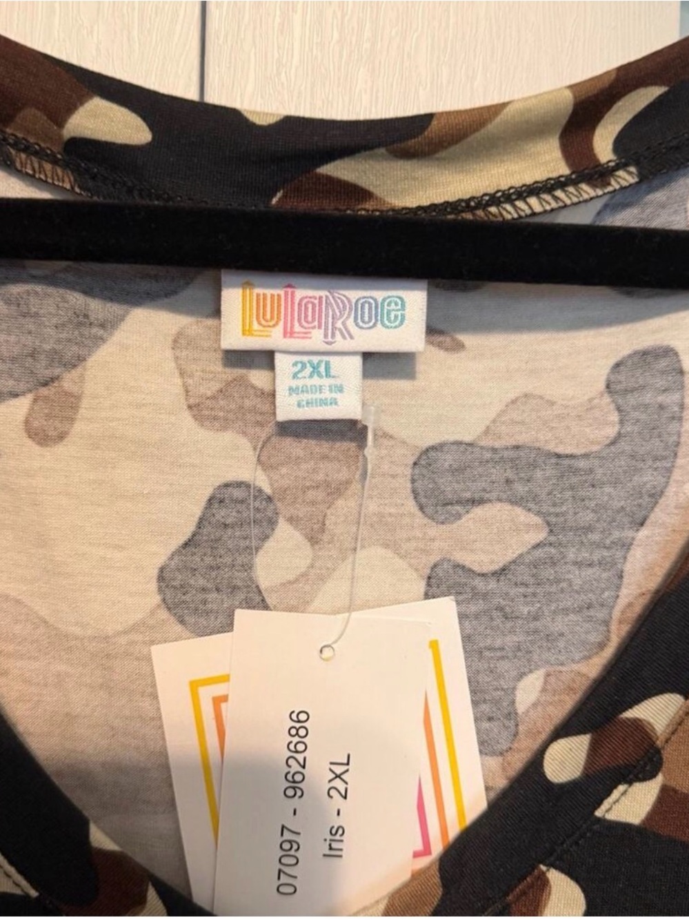 LuLaRoe Iris T 2XL Camo V-Neck Short Sleeve Top Brown Tan Green Black NWT - Picture 2 of 2